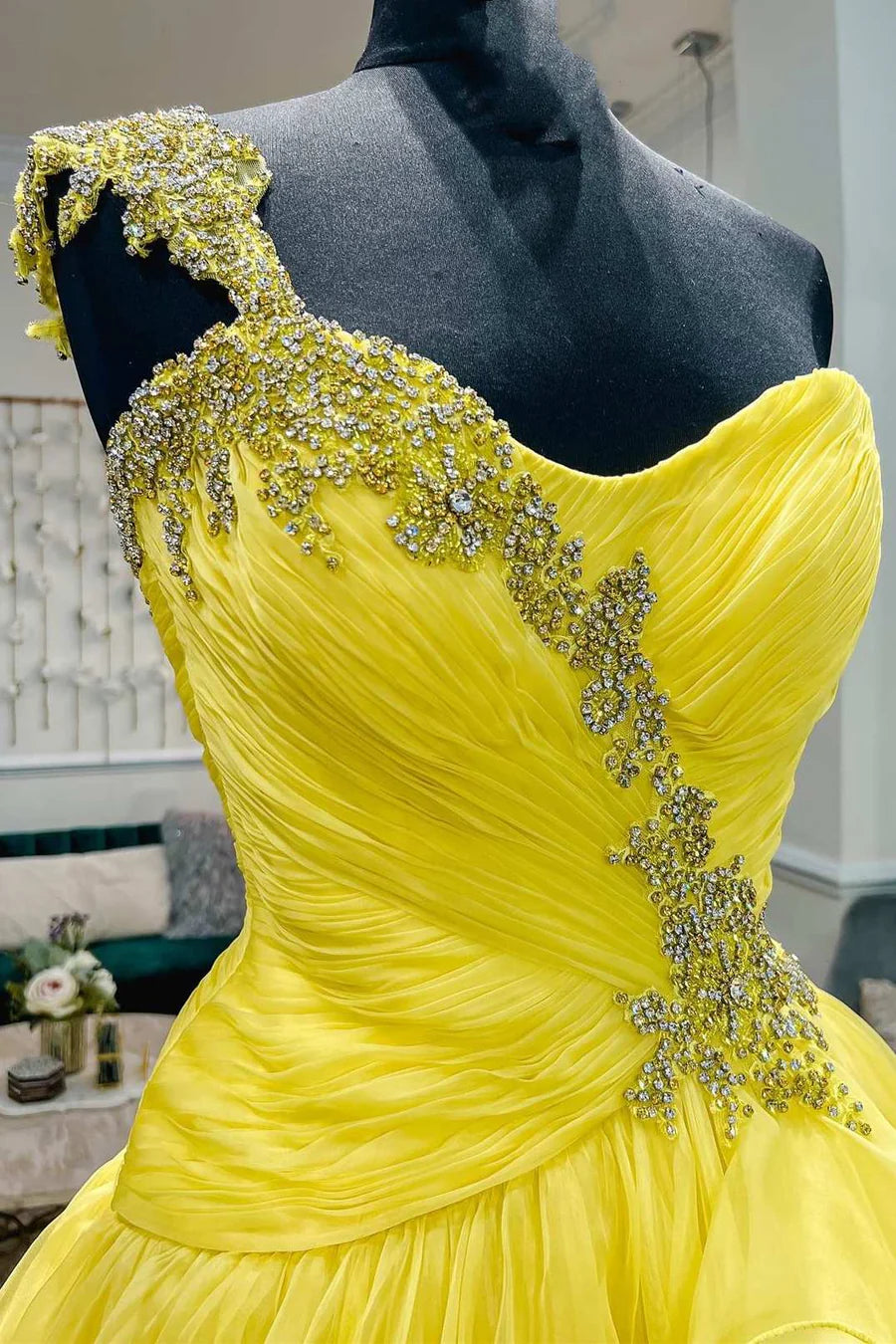 Vestido de fiesta con volantes y cuentas de un solo hombro